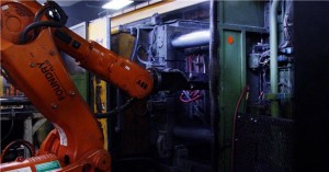 Un robot industriale ABB estrae componenti da un macchinario per pressofusione nello stabilimento Baldor di Fort Smith