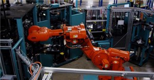  Un robot industriale ABB movimenta i componenti durante il processo di bobinatura di filo di rame